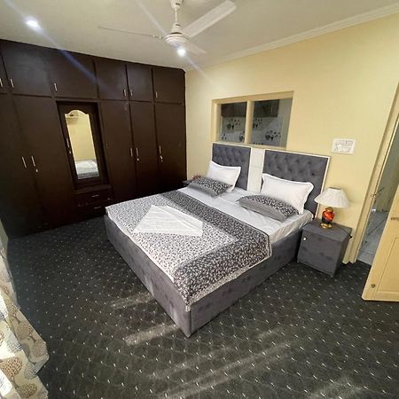 Khwaab Gah By The Khayabaan-Homestay Apartments Fully Furnished With Functional Kitchen, Wifi & Parking In City Centre Srīnagar Exterior foto
