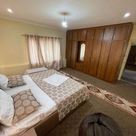Khwaab Gah By The Khayabaan-Homestay Apartments Fully Furnished With Functional Kitchen, Wifi & Parking In City Centre Srīnagar Exterior foto