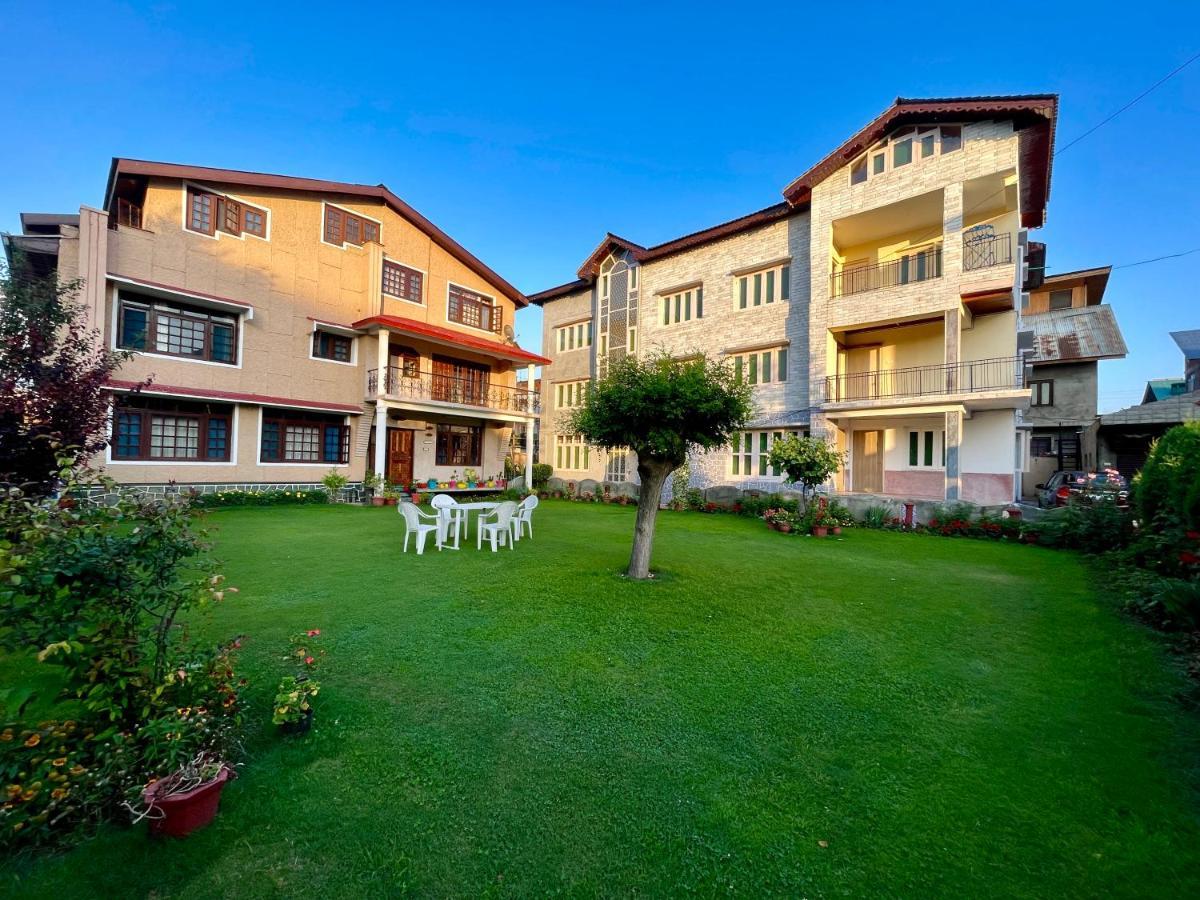 Khwaab Gah By The Khayabaan-Homestay Apartments Fully Furnished With Functional Kitchen, Wifi & Parking In City Centre Srīnagar Exterior foto