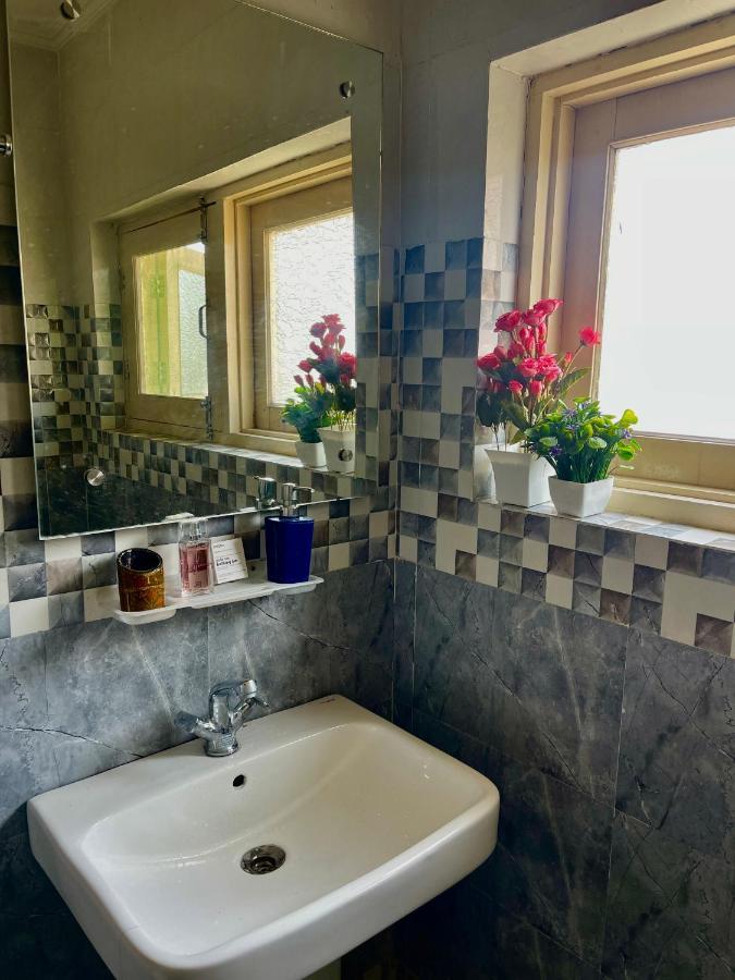 Khwaab Gah By The Khayabaan-Homestay Apartments Fully Furnished With Functional Kitchen, Wifi & Parking In City Centre Srīnagar Exterior foto
