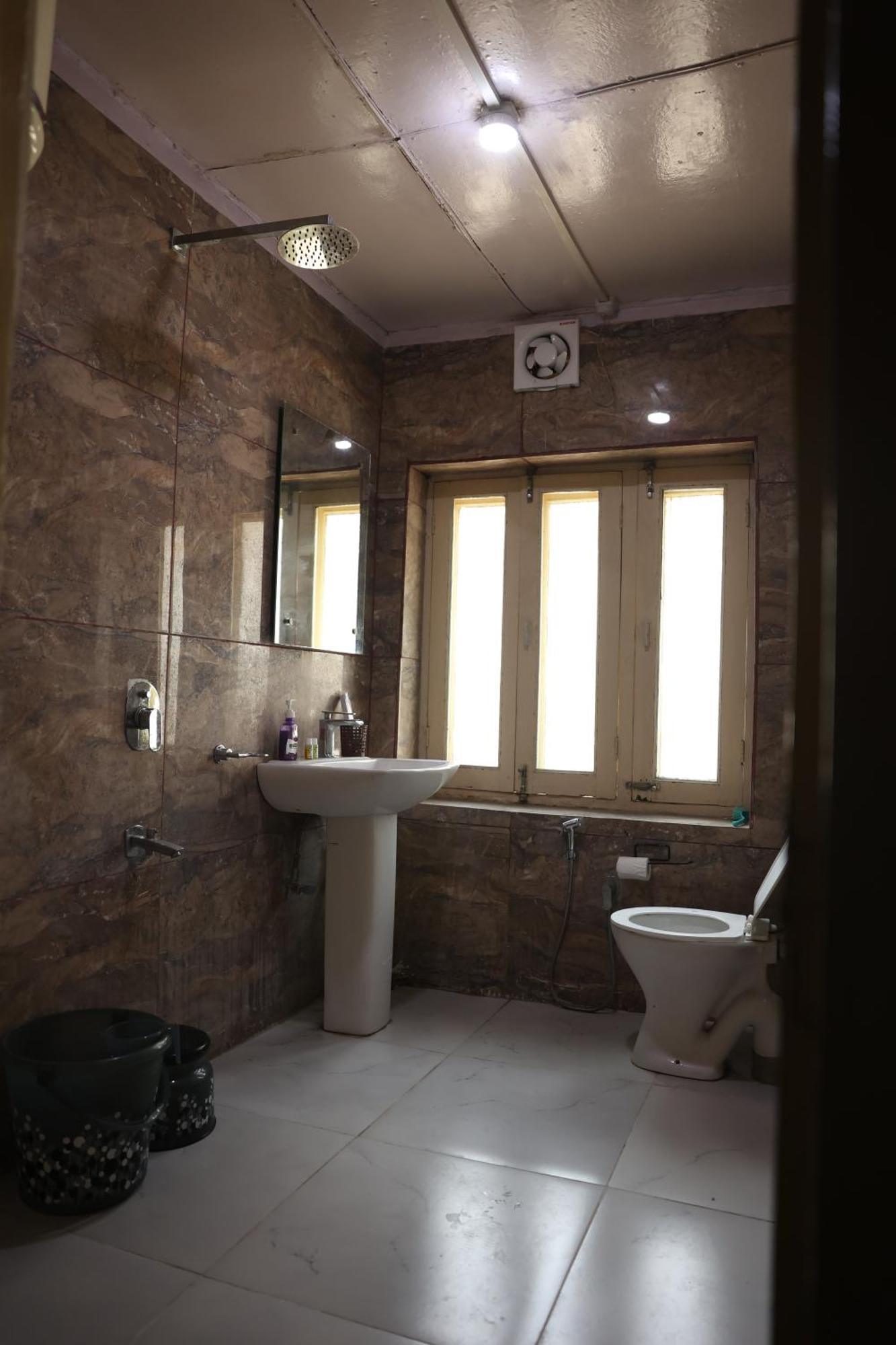 Khwaab Gah By The Khayabaan-Homestay Apartments Fully Furnished With Functional Kitchen, Wifi & Parking In City Centre Srīnagar Exterior foto