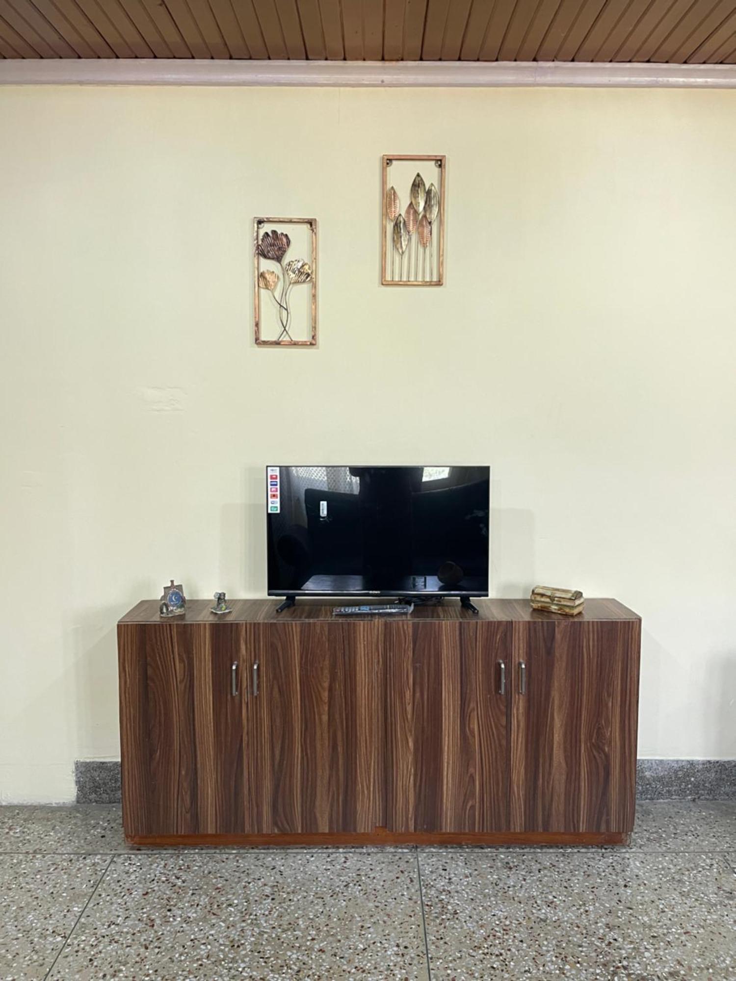 Khwaab Gah By The Khayabaan-Homestay Apartments Fully Furnished With Functional Kitchen, Wifi & Parking In City Centre Srīnagar Exterior foto