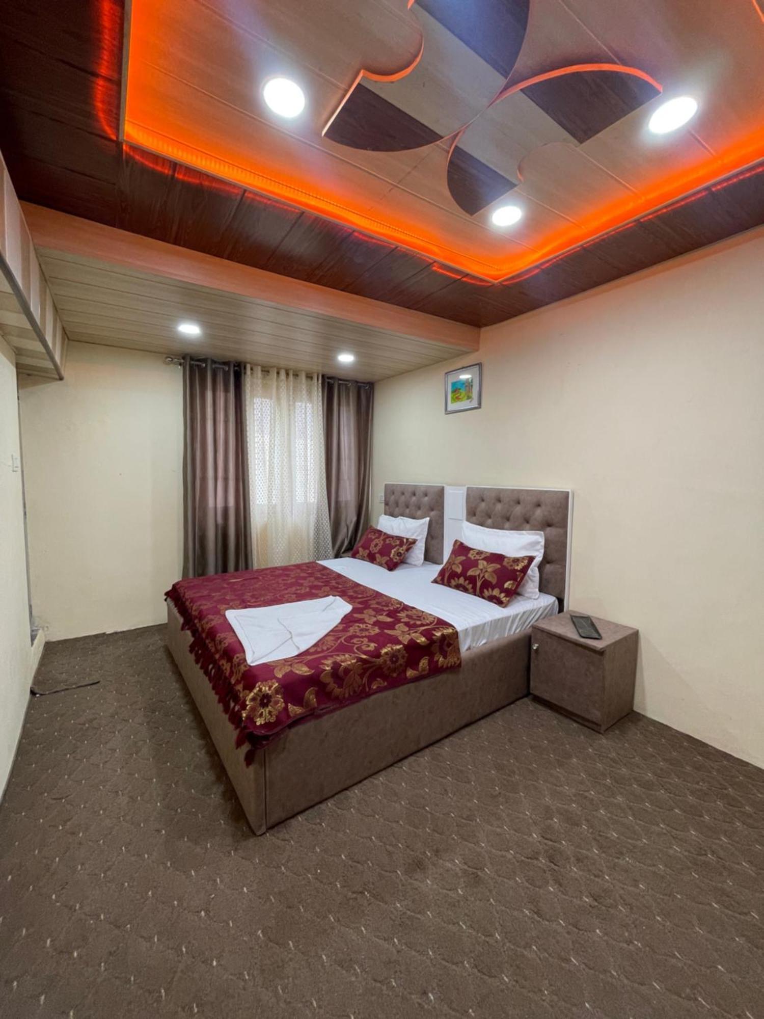 Khwaab Gah By The Khayabaan-Homestay Apartments Fully Furnished With Functional Kitchen, Wifi & Parking In City Centre Srīnagar Exterior foto