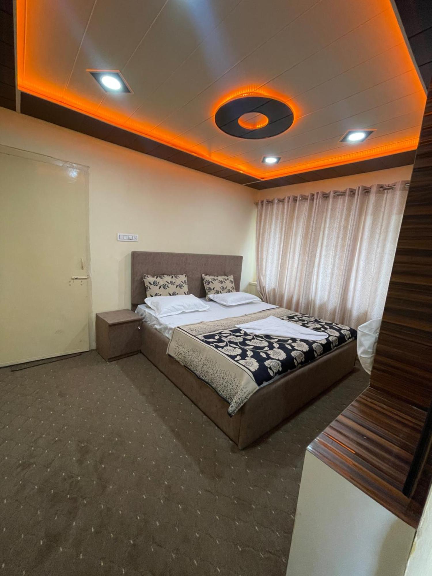 Khwaab Gah By The Khayabaan-Homestay Apartments Fully Furnished With Functional Kitchen, Wifi & Parking In City Centre Srīnagar Exterior foto