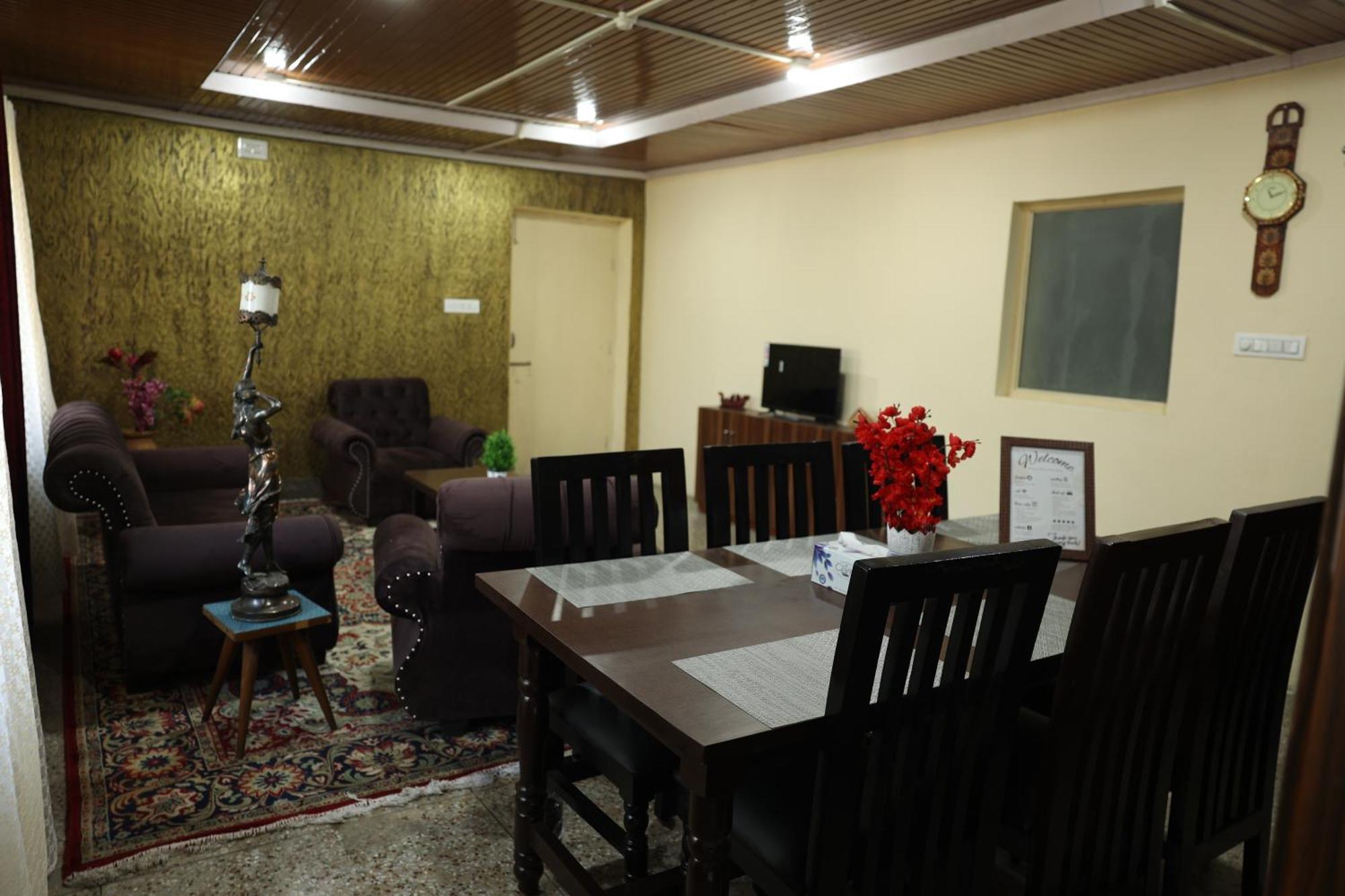 Khwaab Gah By The Khayabaan-Homestay Apartments Fully Furnished With Functional Kitchen, Wifi & Parking In City Centre Srīnagar Exterior foto