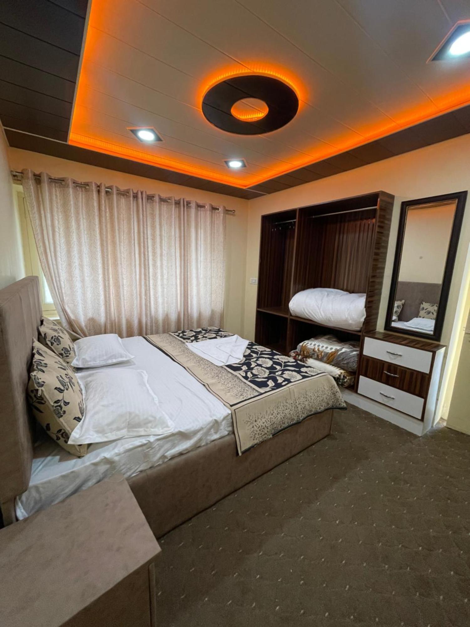 Khwaab Gah By The Khayabaan-Homestay Apartments Fully Furnished With Functional Kitchen, Wifi & Parking In City Centre Srīnagar Exterior foto