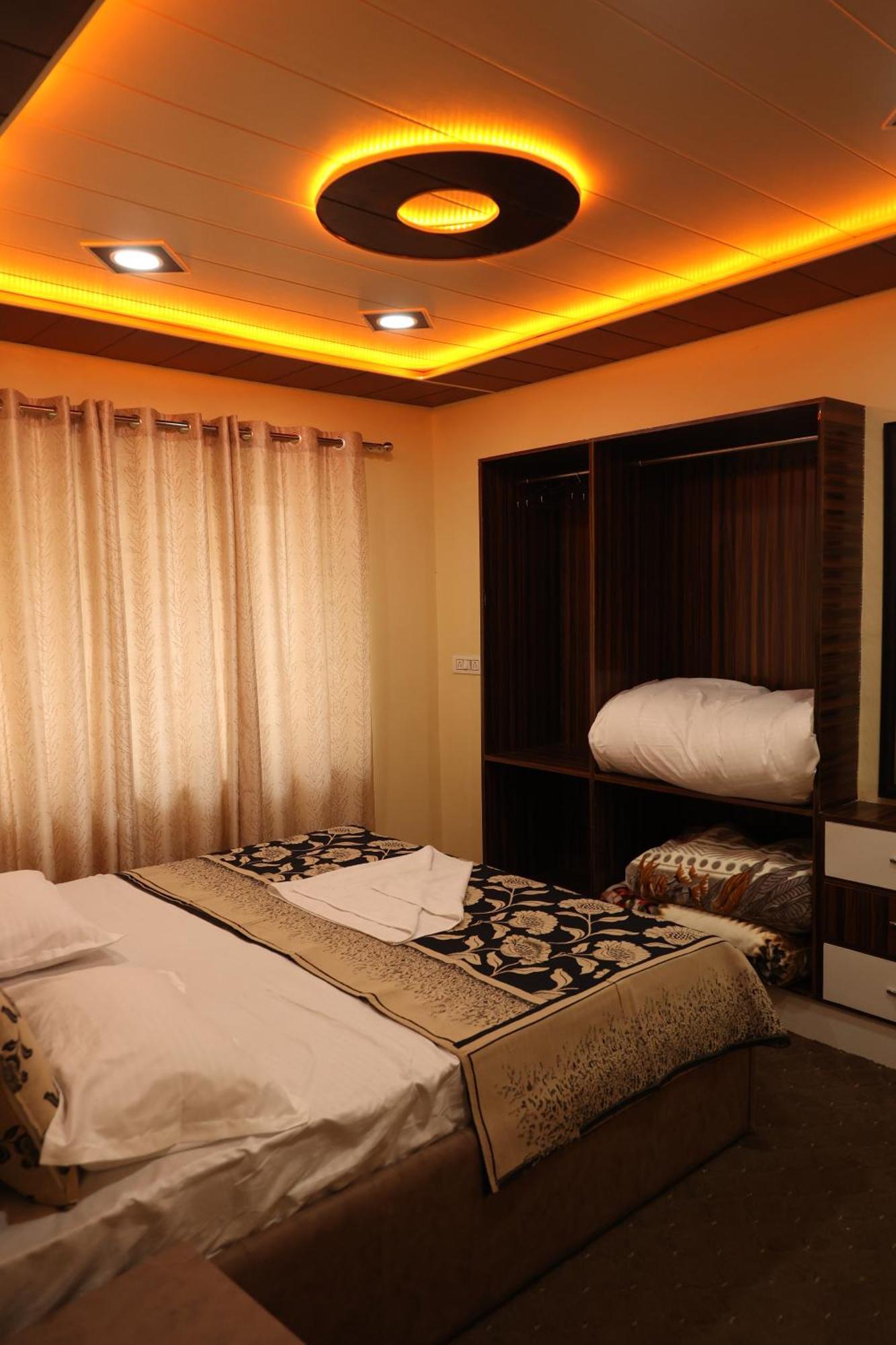 Khwaab Gah By The Khayabaan-Homestay Apartments Fully Furnished With Functional Kitchen, Wifi & Parking In City Centre Srīnagar Exterior foto