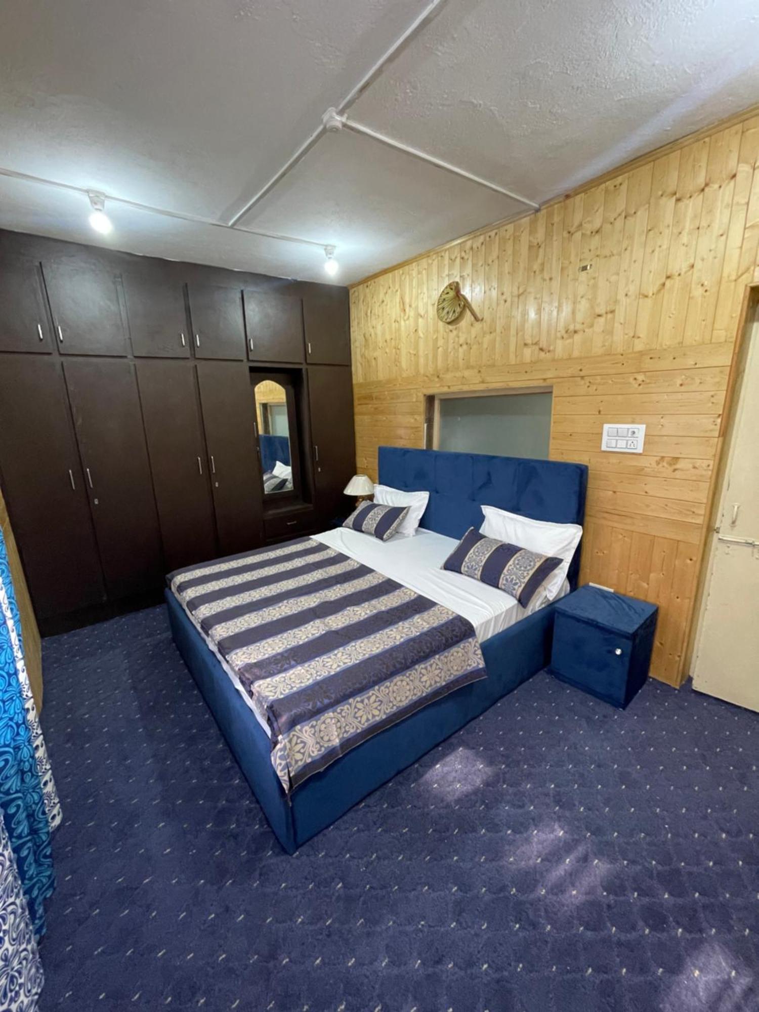 Khwaab Gah By The Khayabaan-Homestay Apartments Fully Furnished With Functional Kitchen, Wifi & Parking In City Centre Srīnagar Exterior foto