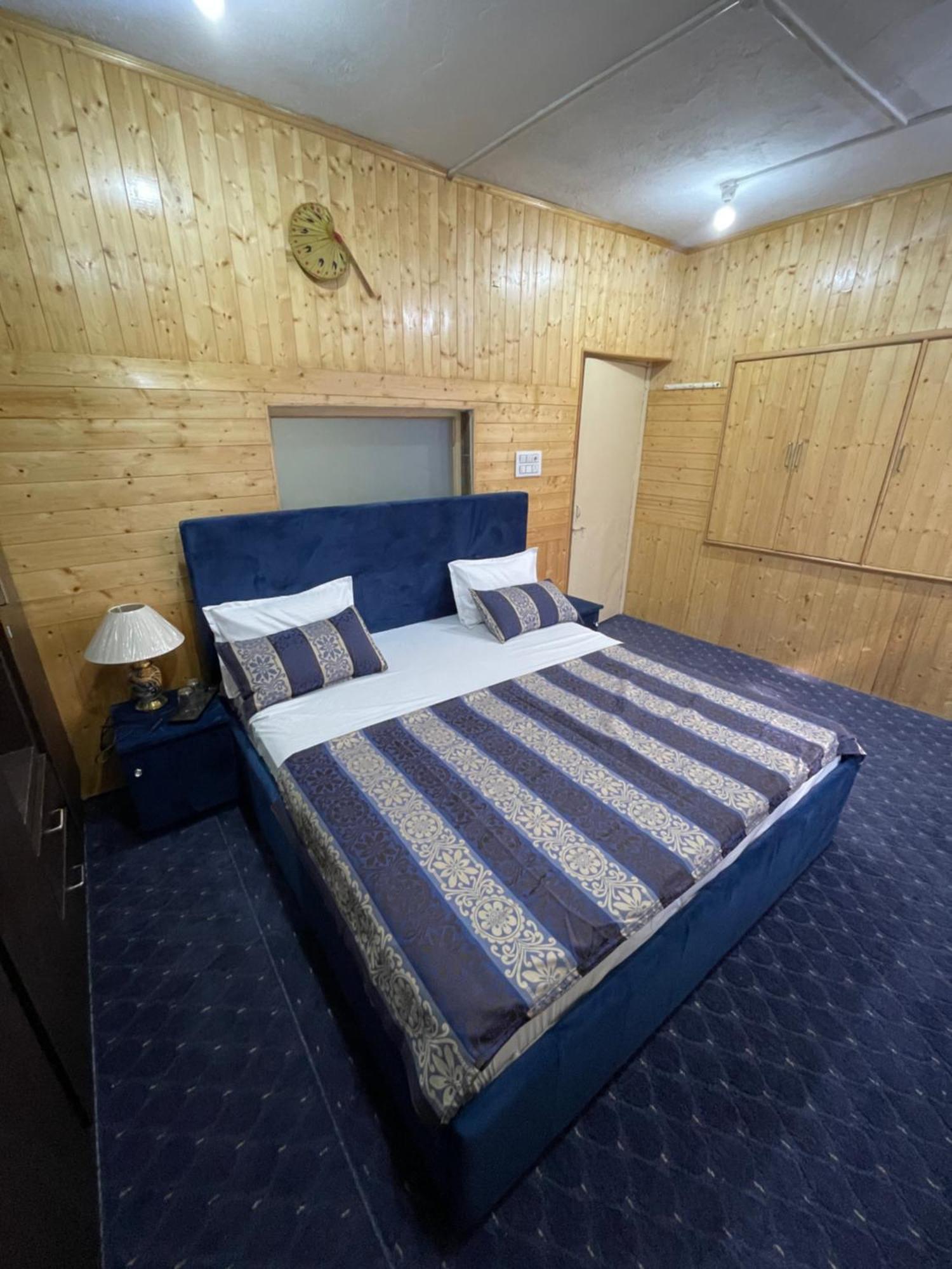 Khwaab Gah By The Khayabaan-Homestay Apartments Fully Furnished With Functional Kitchen, Wifi & Parking In City Centre Srīnagar Exterior foto