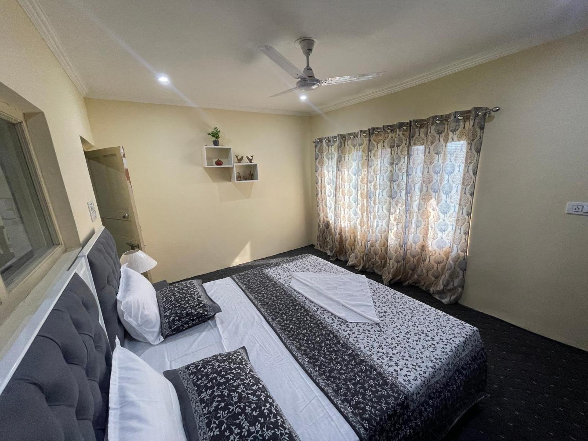 Khwaab Gah By The Khayabaan-Homestay Apartments Fully Furnished With Functional Kitchen, Wifi & Parking In City Centre Srīnagar Exterior foto