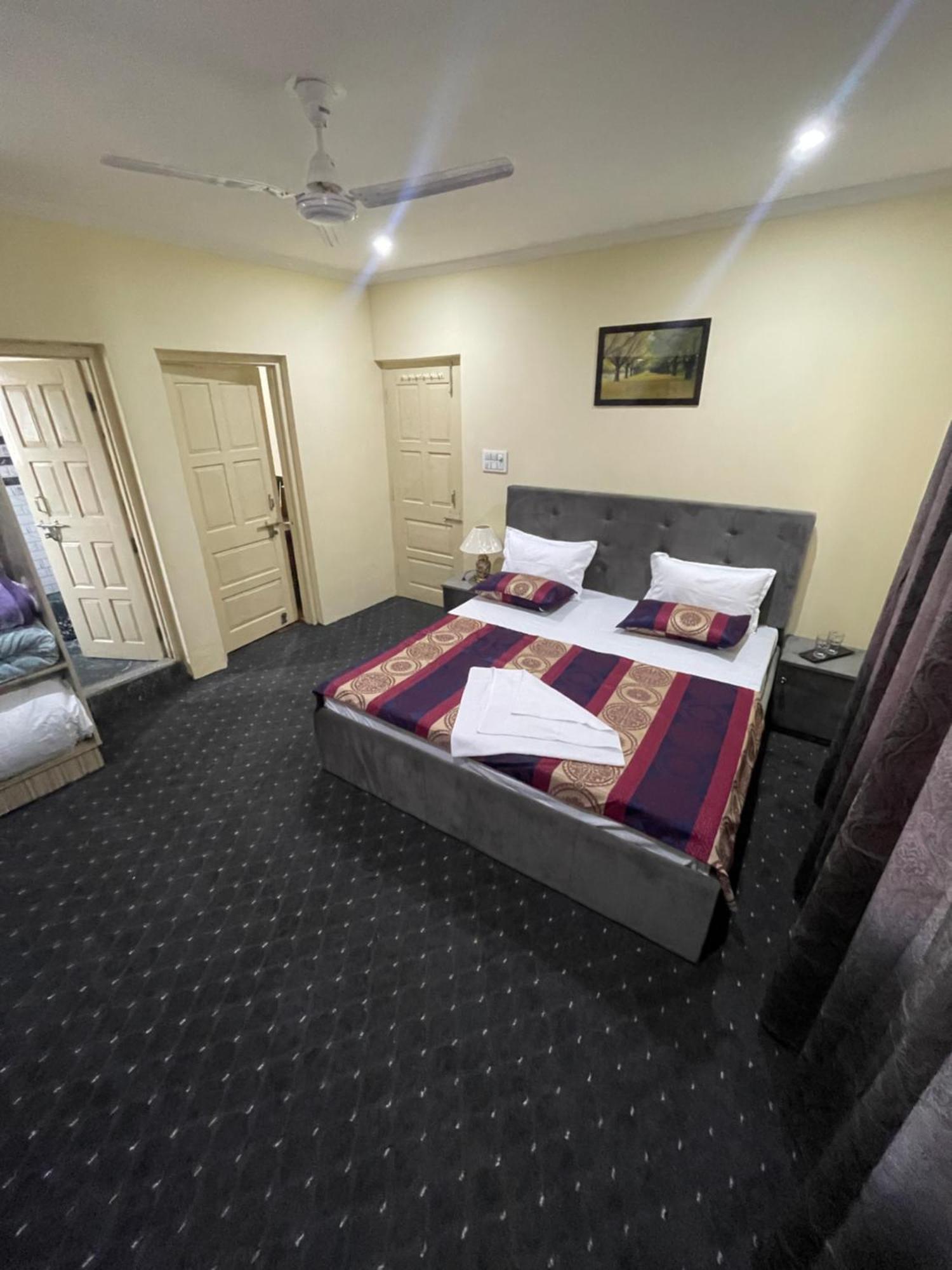 Khwaab Gah By The Khayabaan-Homestay Apartments Fully Furnished With Functional Kitchen, Wifi & Parking In City Centre Srīnagar Exterior foto