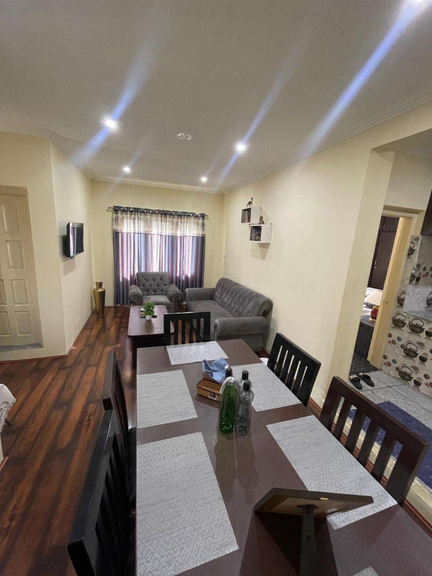 Khwaab Gah By The Khayabaan-Homestay Apartments Fully Furnished With Functional Kitchen, Wifi & Parking In City Centre Srīnagar Exterior foto