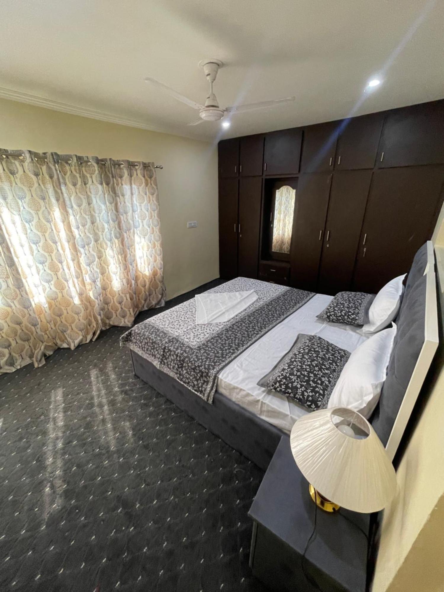 Khwaab Gah By The Khayabaan-Homestay Apartments Fully Furnished With Functional Kitchen, Wifi & Parking In City Centre Srīnagar Exterior foto