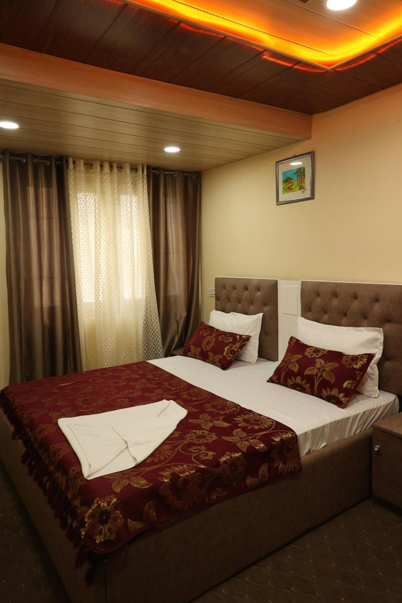 Khwaab Gah By The Khayabaan-Homestay Apartments Fully Furnished With Functional Kitchen, Wifi & Parking In City Centre Srīnagar Exterior foto