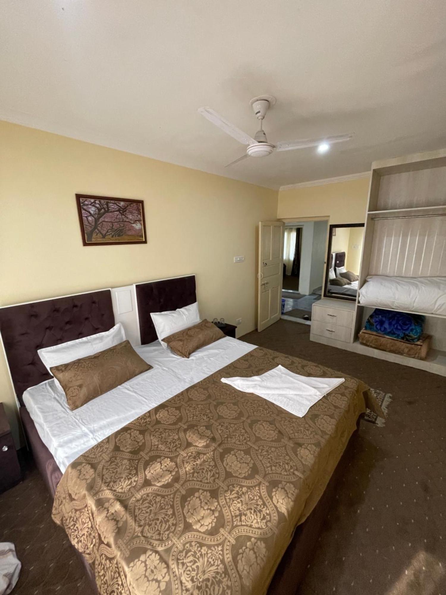 Khwaab Gah By The Khayabaan-Homestay Apartments Fully Furnished With Functional Kitchen, Wifi & Parking In City Centre Srīnagar Exterior foto
